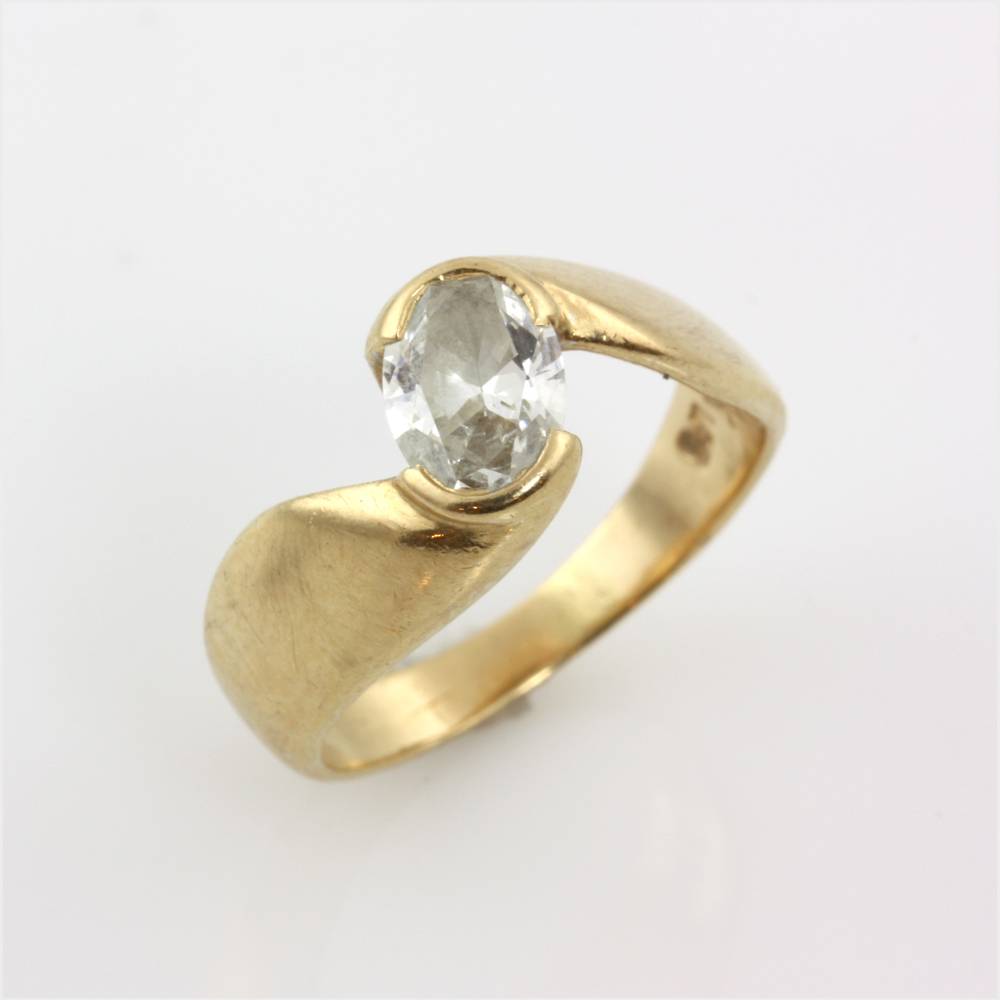 upcycled oval diamond