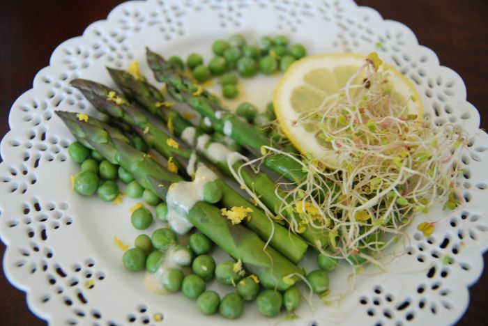 Entrée d'asperges et petits pois, vinaigrette au citron