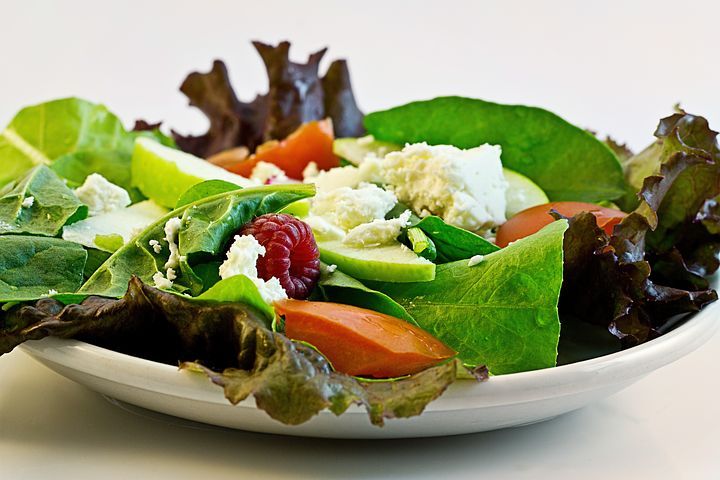 Salade d'épinards, chèvre et fruits rouges