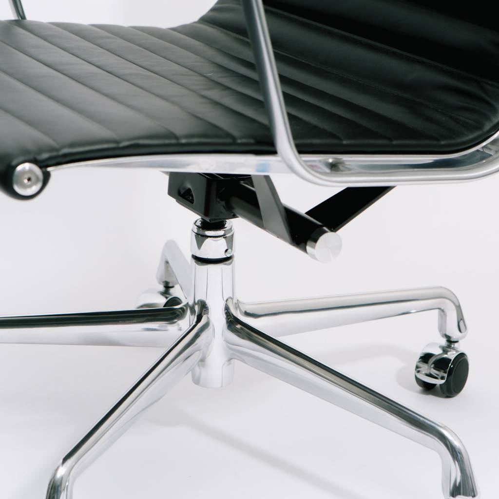 Herman Miller Eames Aluminum Group Management Chair