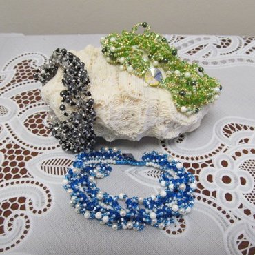 10/25 6-9pm Twist of Sparkle Bracelet 10/25 6-9pm Twist of Sparkle Bracelet